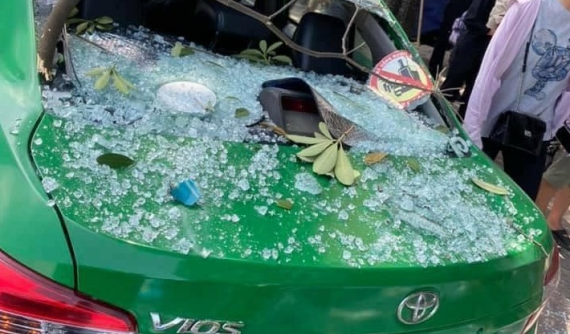Nổ lớn tại ngôi nhà trên phố Kim Mã, cành cây và khung cửa kính rơi trúng chiếc taxi Mai Linh đang lưu thông