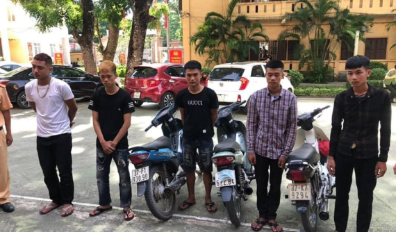 Video: Nhóm "quái xế" đi xe máy lạng lách, đánh võng trước đầu ô tô tại Nghệ An, bị công an triệu tập