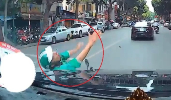 Video: Vượt đèn đỏ, tài xế GrabBike bị ô tô tông trúng trên đường Hà Nội