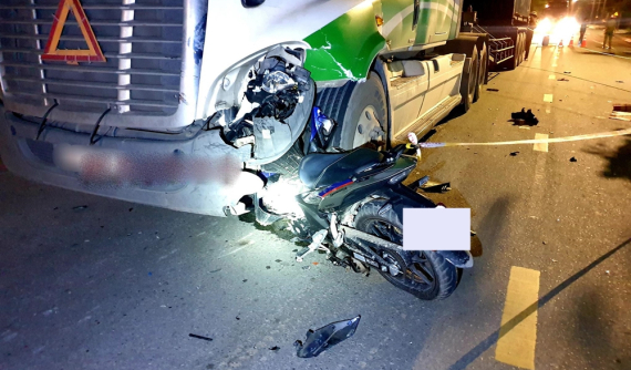 Bình Dương: Honda Winner X cắm chặt vào bên hông đầu xe container, một người tử vong tại chỗ