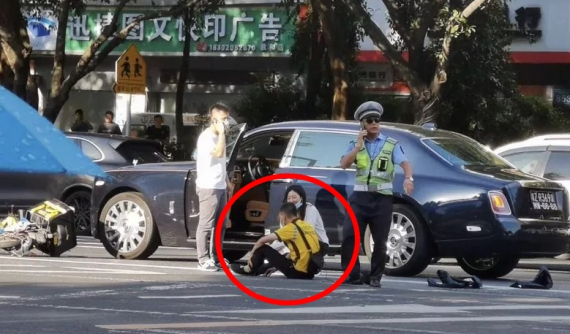 Sau va chạm với xe Rolls-Royce Phantom đắt tiền, nhân viên giao hàng ngồi bệt xuống đường