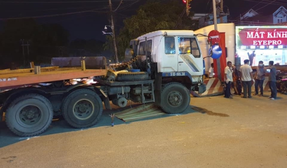 Bình Dương: Xe container ôm cua tông trúng 3 mẹ con bán vé số, một em bé 2 tuổi tử vong tại chỗ