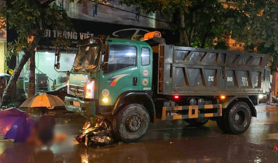 Video: Xe máy va chạm trực diện với xe ben, một thanh niên tử vong tại Yên Bái
