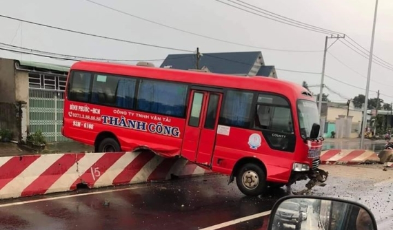 Bình Phước: Xe khách xoay ngang, mắc kẹt trên dải phân cách giữa đường sau tai nạn