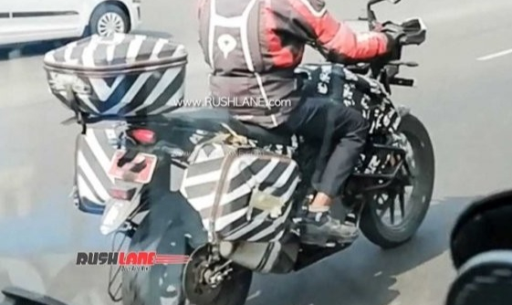 KTM 250 Adventure sẽ có phụ kiện thùng chứa đồ bằng nhựa cứng phía sau