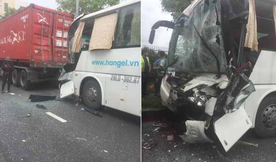 Bắc Ninh: Nghi do ngủ gật, tài xế khiến chiếc xe chở công nhân đâm vào đuôi container đỗ bên đường