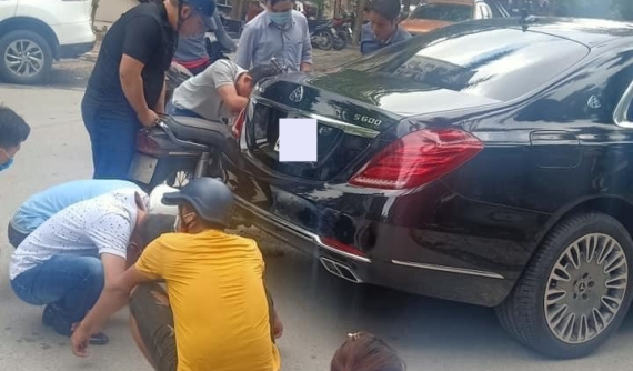 Xe máy mắc kẹt sau khi va chạm với Mercedes-Maybach S600 đắt tiền trên đường