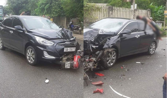 Phú Thọ: Thanh niên đi xe máy bị thương nặng, nằm trên nóc ô tô sau cú tông trực diện