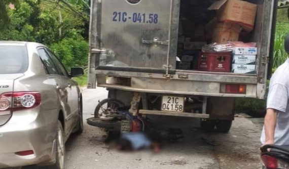 Video: Xe máy "lao như tên bắn", tông trúng ô tô tải đang đỗ để bốc hàng, người đàn ông tử vong