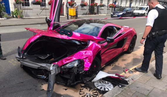 Quá tốc độ, siêu xe McLaren 570S màu hồng tông vào Volkswagen Golf