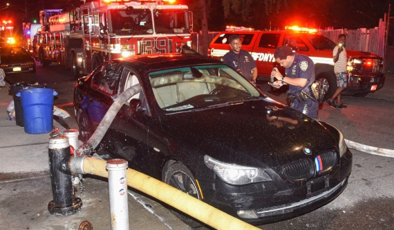 Đỗ chắn trụ chữa cháy, chiếc xe sang BMW 5-Series bị lính cứu hỏa đập vỡ kính cửa sổ