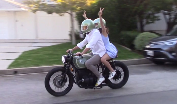 Batman Ben Affleck được bạn gái tặng xe phân khối lớn BMW nhân dịp sinh nhật