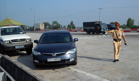 Quên mang giấy tờ xe bị phạt bao nhiêu với ô tô?