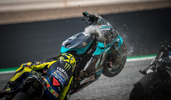 Tai nạn kinh hoàng trên đường đua MotoGP khiến các tay đua "hú hồn"