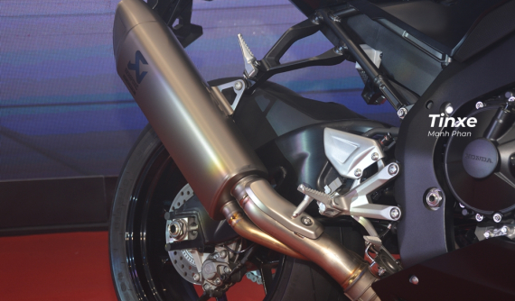 Nghe ống xả Akrapovic trên Honda CBR1000RR-R Fireblade "hú hét" với màn nẹt pô Redline