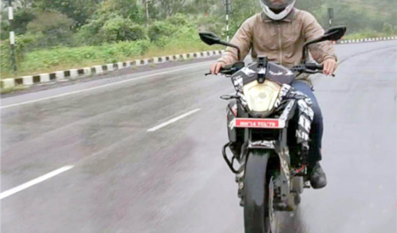 KTM 250 Adventure vẫn sử dụng đèn halogen, chưa được trang bị đèn LED