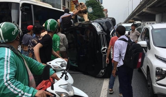 SUV hạng sang Mercedes-Benz GLC lật nghiêng trên đường Hà Nội, CSGT trèo lên xe, cứu tài xế ra ngoài