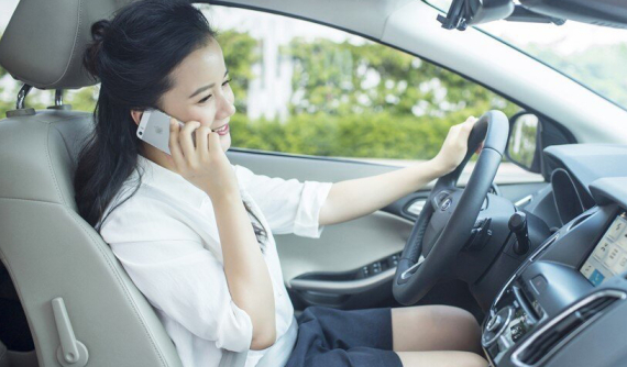 Lỗi nghe điện thoại khi lái xe ô tô có thể bị phạt tới 2 triệu đồng
