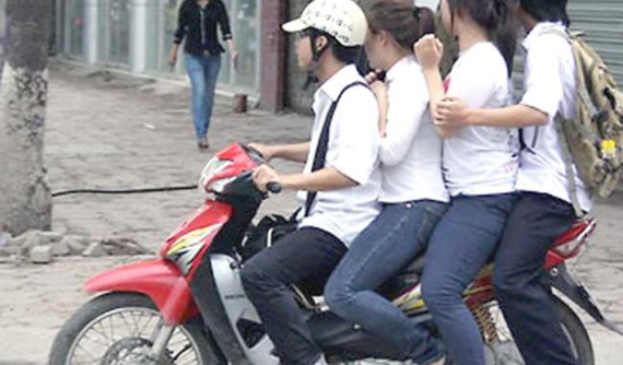 Xe máy chở quá số người quy định phạt bao nhiêu trong năm 2020?