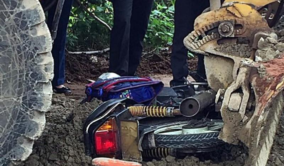 Bình Thuận: Xe ủi đất lùi thiếu quan sát, 2 mẹ con đi xe máy bị cuốn vào gầm khiến 1 người tử vong