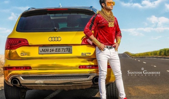 Bộ sưu tập xe màu vàng "sang chảnh" của doanh nhân hàng ngày đều đeo 2,5 kg vàng trên người