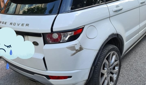 Hà Nội: Thanh niên chạy xe máy "thông chốt" 141 lại tông trúng Range Rover Evoque tiền tỷ