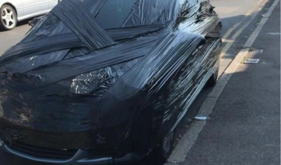 Quá chán với cảnh bị chắn lối đi, người đàn ông dùng giấy bóng kính bọc quanh chiếc ô tô của hàng xóm