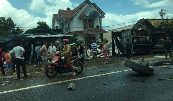 Lâm Đồng: Ô tô tải lao vào nhà dân rồi lật ngang, đè tử vong một người