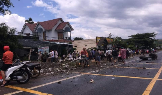 Lộ video quay khoảnh khắc chiếc ô tô tải lật ngang khiến 1 người đang đứng trên vỉa hè tử vong tại Lâm Đồng