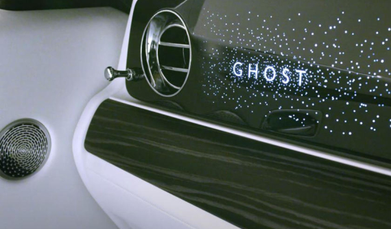Hãng Rolls-Royce mất 2 năm và 10.000 giờ lao động để tạo ra chi tiết mới này trên Ghost 2021