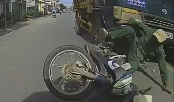 Video: Xe ben tông xe máy từ đằng sau khiến 1 người tử vong tại Nam Định
