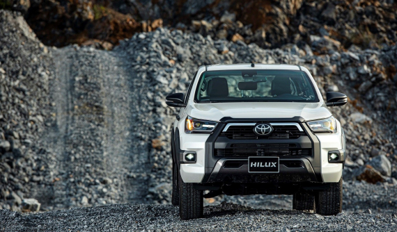 Toyota Hilux 2020: Diện mạo mạnh mẽ, trang bị ngập tràn