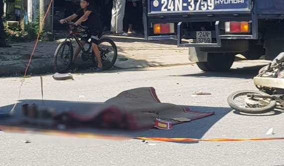 Video: Xe máy va chạm với ô tô tải tại Lào Cai, một phụ nữ tử vong tại chỗ