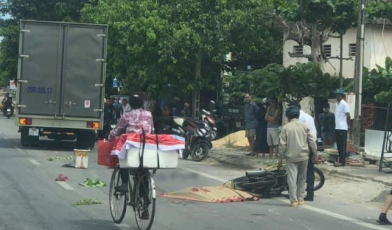 Video: Va chạm với ô tô tải, người đàn ông đi xe máy tử vong tại Quảng Bình