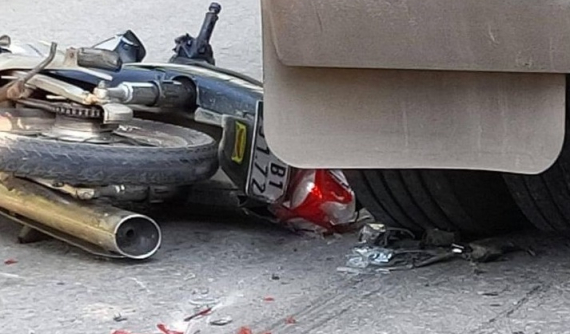 Video: Xe máy vượt ẩu, đối đầu xe container, 2 thanh niên thương vong tại Lào Cai