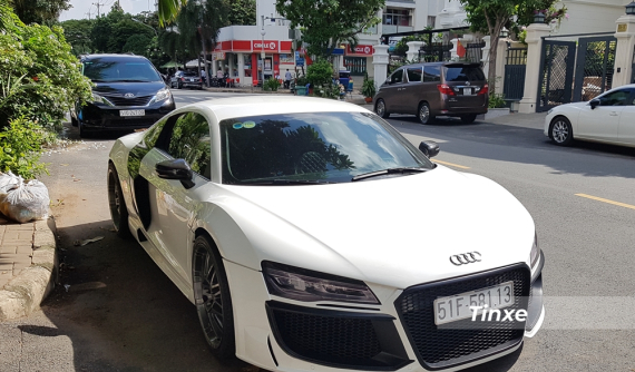 Siêu xe Audi R8 độ hơn 1,5 tỷ đồng "tắm nắng" trên đường phố Sài thành