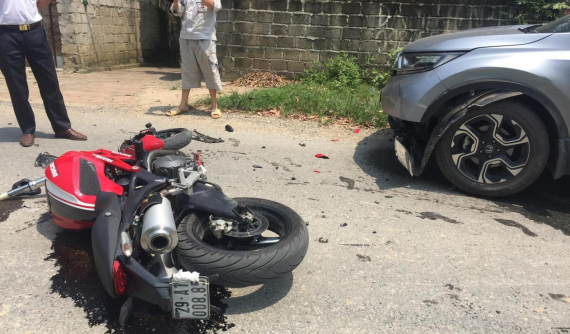 Tam Đảo: Ducati Monster 795 "gãy cổ" sau khi đâm vào Honda CR-V