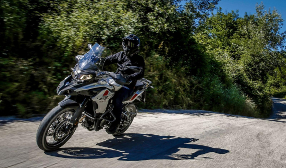 Benelli TRK800 sẽ sở hữu phanh Brembo, vành nan không săm và động cơ 80 mã lực?