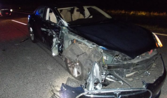 Dán mắt vào điện thoại để xem phim, tài xế lái chiếc Tesla Model S tông trúng xe cảnh sát