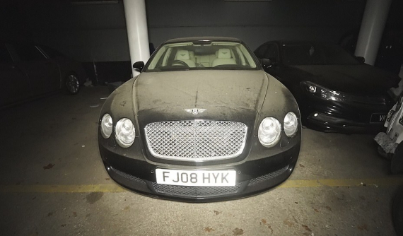 Tìm thấy bộ sưu tập xế sang, có cả Bentley Continental Flying Spur, nằm phủ bụi trong một hầm để xe