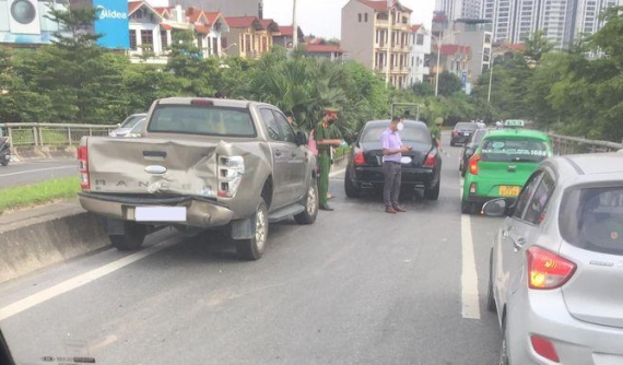 Tông xe dây chuyền giữa xe buýt với Rolls-Royce Ghost cùng 2 ô tô khác trên cầu vượt Vĩnh Tuy