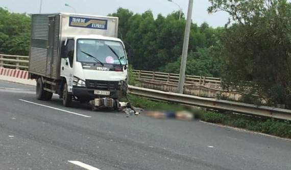 Lộ video quay khoảnh khắc thanh niên đi xe máy ngược chiều trên đại lộ Thăng Long trước khi tử vong vì tai nạn