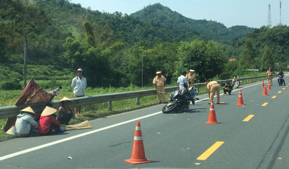 Lạng Sơn: Mô tô phân khối lớn BMW R1200GS tông tử vong cụ bà nhặt tiền lẻ trên quốc lộ 1A