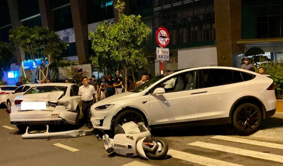 Nha Trang: Tesla Model X hơn 10 tỷ đồng xảy ra va chạm với Audi A6 và Vespa