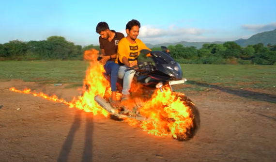 Youtuber "chơi trội", đốt xe mô tô rồi lái cho giống Ghost Rider và cái kết