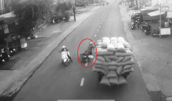 Video: 2 xe máy va chạm với nhau, 1 người ngã xuống đường, bị xe máy cày cán tử vong tại Đắk Lắk