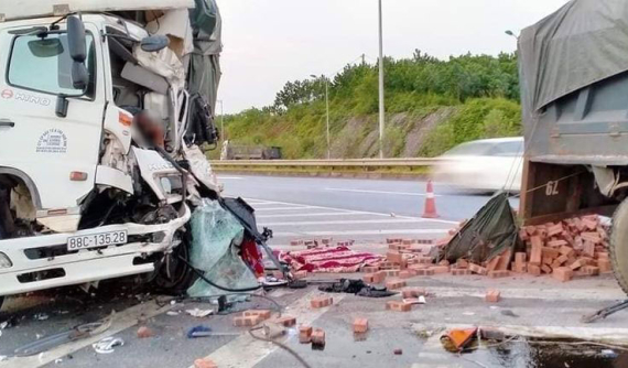 2 xe tải va chạm với nhau trên cao tốc Nội Bài - Lào Cai, 1 tài xế tử vong