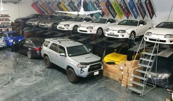 Lục soát nhà của nghi phạm buôn bán cần sa, cảnh sát tìm thấy bộ sưu tập ô tô với nhiều xe hiếm