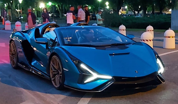 Siêu phẩm Lamborghini Sián mui trần chỉ có 19 chiếc lần đầu khoe dáng trên đường phố