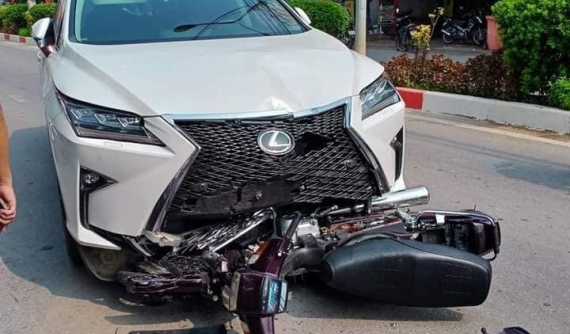 Dân mạng xôn xao hình ảnh Lexus RX hư hỏng nặng sau va quẹt với Honda Dream